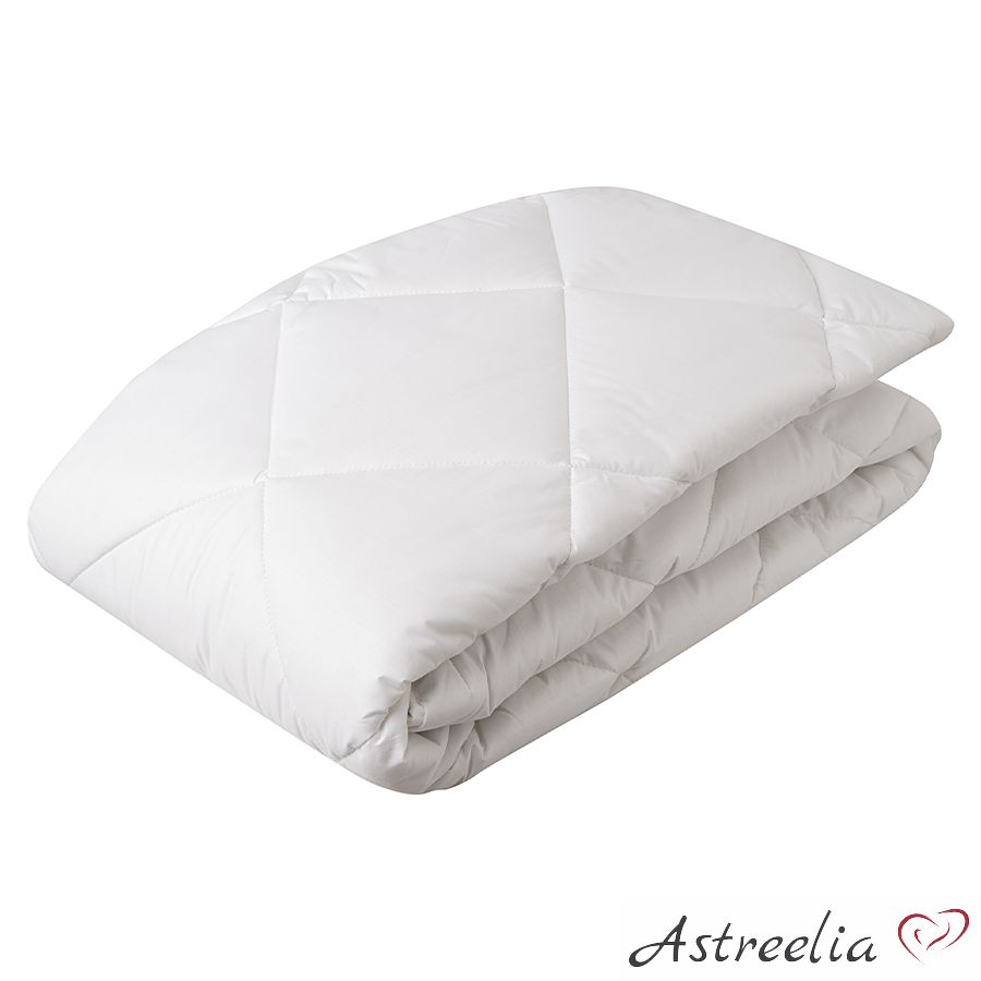 Tekk_Hotel_150x200cm_Astreelia Valge tekk pealiskanga koostisega 52% polüester ja 48% puuvill, sisu 100% polüesterkiud, sobiv majutusasutustele, SK2 süttivusklass, TÜV Eesti OÜ testitud.